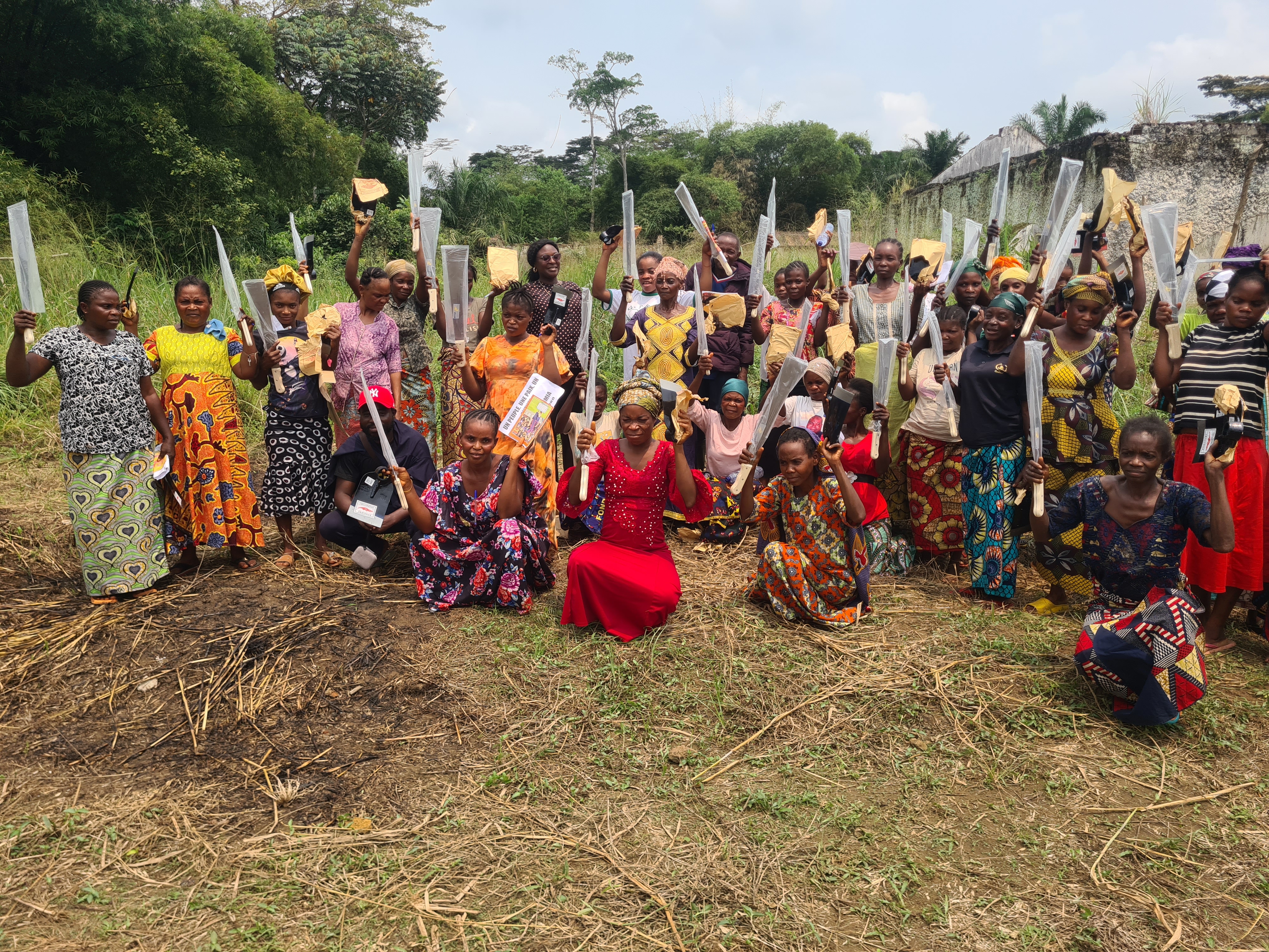 À PENZELE, L’ONG FEMMES SANS FRONTIÈRES RENFORCE L’AUTONOMIE ÉCONOMIQUE DES FEMMES PYGMEES ET BANTOUES PAR L’APPUI AGRICOLE