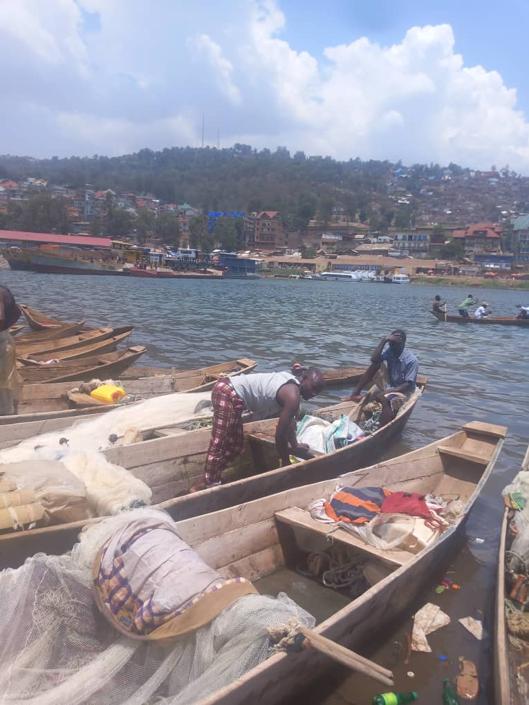 LAC KIVU : LA BAISSE DES SAMBAZA INQUIÈTE LES PÊCHEURS ET FRAGILISE LE COMMERCE LOCAL