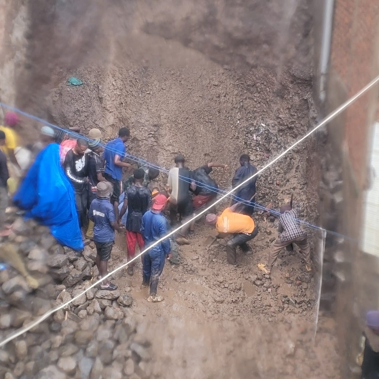 BUKAVU : LA PREMIÈRE PLUIE DE LA SAISON SÈCHE PROVOQUE UN ÉBOULEMENT À KADUTU