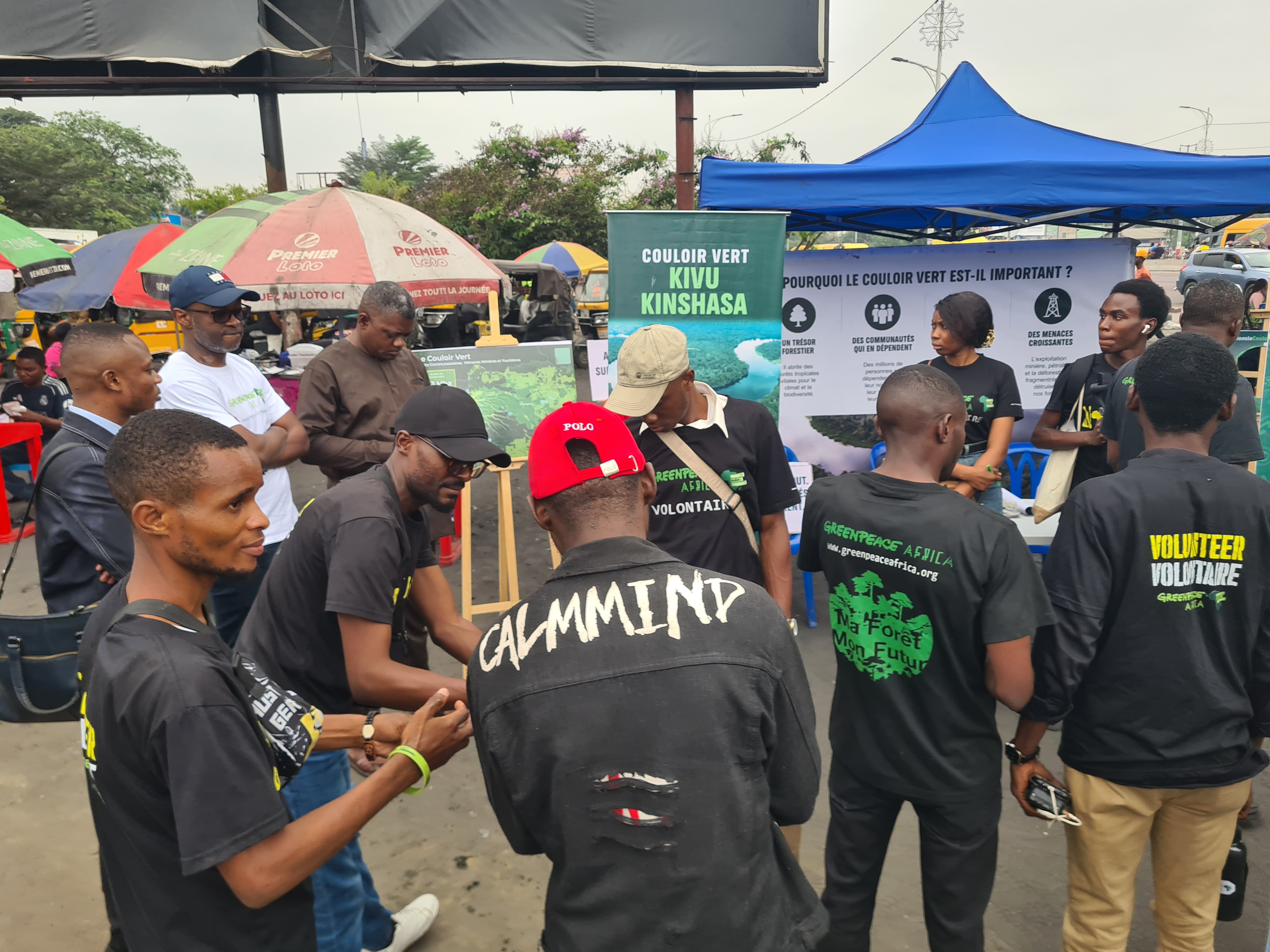 COULOIR VERT KIVU-KINSHASA : À KINSHASA, LES JEUNES DE GREENPEACE AFRIQUE DESCENDENT DANS LA RUE POUR RÉCOLTER 5 000 SIGNATURES